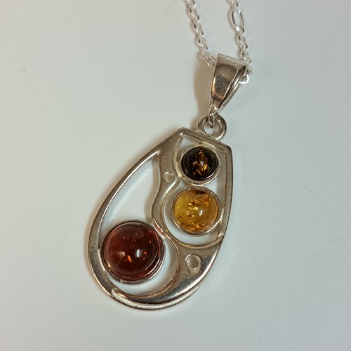 Click to view detail for HWG-2372 Pendant, Oval with Multi-Colored Amber $50